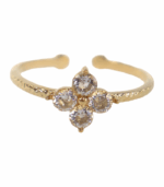 Primer plano detallado de un anillo ajustable de color dorado. Presenta una banda con textura martillada y una joya central de cuatro piedras de circonita transparente en un engaste floral.