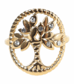 Primer plano de un anillo dorado con el diseño hueco y detallado del Árbol de la Vida. Las hojas del árbol están decoradas con seis pequeños cristales brillantes y el marco exterior es de estilo trenzado.