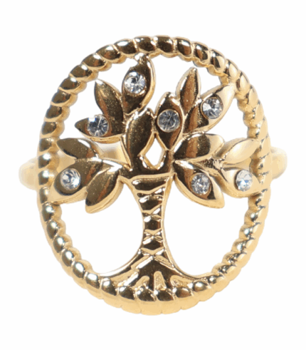Primer plano de un anillo dorado con el diseño hueco y detallado del Árbol de la Vida. Las hojas del árbol están decoradas con seis pequeños cristales brillantes y el marco exterior es de estilo trenzado.