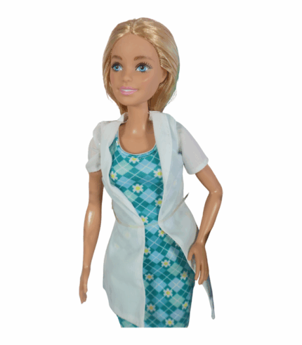 con dos muñecas y accesorios médicos.