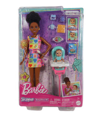 Muñeca Barbie Skipper Babysitters Inc. niñera afroamericana con vestido de arcoíris y bebé en silla alta.