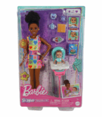 una muñeca bebé sentada en una silla alta rosa y teal