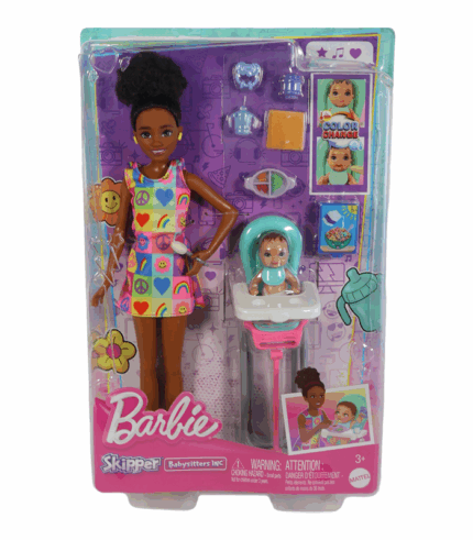 una muñeca bebé sentada en una silla alta rosa y teal