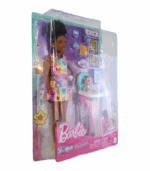 y accesorios de alimentación como un tazón y un biberón.