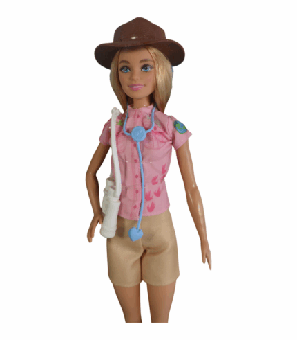 con accesorios de safari y figura de koala.