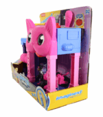 mostrando una estructura de juego rosa con forma de cabeza de gato y la figura de Catwoman