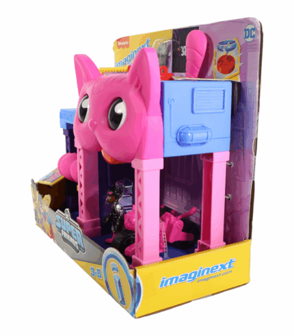 mostrando una estructura de juego rosa con forma de cabeza de gato y la figura de Catwoman