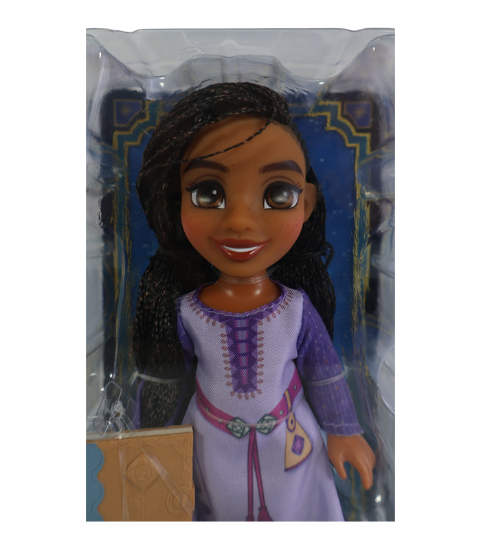 con vestido morado y accesorios.