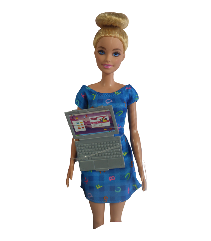 juego de rol educativo con laptop y pizarrón.