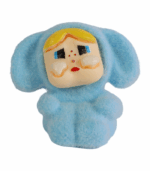 Figura coleccionable de vinilo y material flocked azul. El muñeco tiene un rostro humano estilizado con cabello rubio