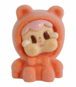 Primer plano de una figura coleccionable de juguete con acabado afelpado de color naranja vibrante