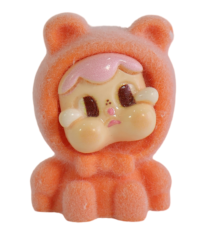 Figura-Juguete-Coleccionable-Flocked-Naranja-Oso-Kawaii Primer plano de una figura coleccionable de juguete con acabado afelpado de color naranja vibrante
