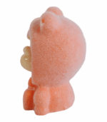 que viste una capucha de animal con orejas. El rostro es brillante y estilizado