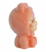 con mejillas abultadas y un pequeño mechón de pelo rosa.