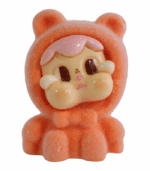 Figura Coleccionable Fuzzy Naranja con Capucha de Oso - Imagen 5