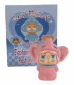 Primer plano de una figura coleccionable Cry Baby de felpa rosa con un disfraz de elefante
