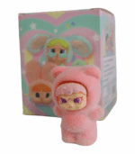 vestida con un traje de oso y un rostro detallado de expresión seria