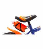 una cesta frontal negra y un portabotellas trasero.