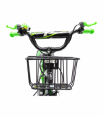 equipada con ruedas de entrenamiento