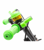 canasta delantera y botella de agua.