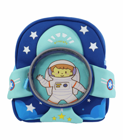 Primer plano de una mochila infantil de color azul oscuro y turquesa con un diseño frontal que simula un cohete espacial y un astronauta de dibujos animados dentro de un visor circular.