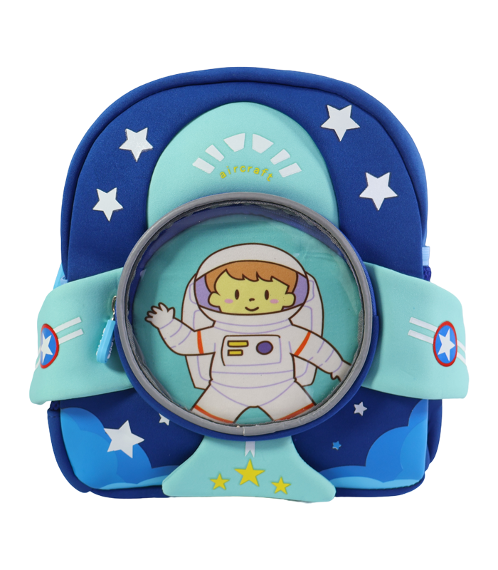 Primer plano de una mochila infantil de color azul oscuro y turquesa con un diseño frontal que simula un cohete espacial y un astronauta de dibujos animados dentro de un visor circular.