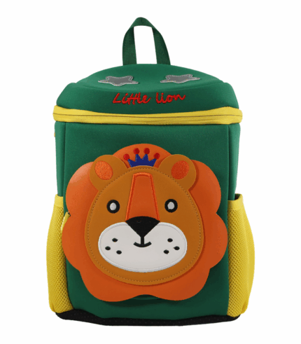 Mochila infantil de neopreno en color verde intenso con una aplicación en 3D de la cabeza de un león naranja y marrón. La mochila tiene cremalleras amarillas y bolsillos laterales de malla.
