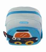 con un gran diseño frontal en 3D de un coche de construcción azul marino y naranja con ruedas amarillas y ojos de dibujos animados.