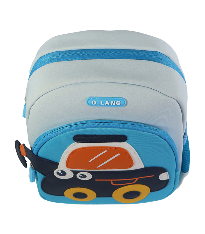 con un gran diseño frontal en 3D de un coche de construcción azul marino y naranja con ruedas amarillas y ojos de dibujos animados.