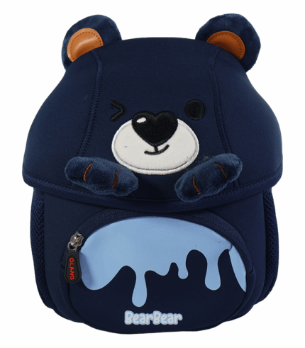 Mochila infantil de neopreno en azul marino con forma de oso. Presenta detalles de peluche en las patas y un bolsillo frontal con cremallera y diseño de 'goteo' azul claro.