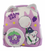 Mochila infantil de color morado claro con orejas de gato blancas en relieve. Presenta un estampado de un gato caricaturesco sosteniendo un objeto redondo y la leyenda 'GRAPE CAT'. Incluye un bolsillo frontal circular con el diseño de una cara de uva/gato.