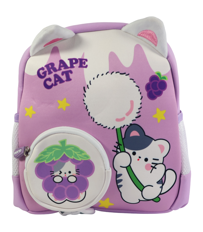 Mochila infantil de color morado claro con orejas de gato blancas en relieve. Presenta un estampado de un gato caricaturesco sosteniendo un objeto redondo y la leyenda 'GRAPE CAT'. Incluye un bolsillo frontal circular con el diseño de una cara de uva/gato.
