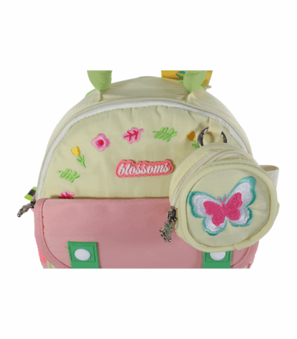 bordados de flores y la palabra "Blossoms"