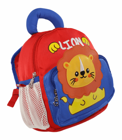 con un gran parche bordado de un león de caricatura en el bolsillo frontal y un asa superior azul acolchada.