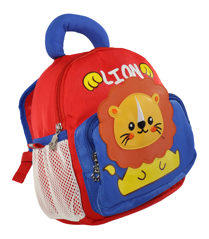 con un gran parche bordado de un león de caricatura en el bolsillo frontal y un asa superior azul acolchada.