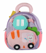 Mochila infantil de tela en color lavanda y rosa con bolsillo frontal decorado como un vehículo y un conejo de dibujos animados. Incluye un pequeño monedero circular turquesa con el símbolo de pausa.