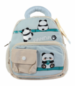 Mochila pequeña infantil color azul pastel y beige con estampado de pandas en la parte frontal. Incluye bolsillo delantero con cremallera