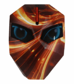 Primer plano de una mochila grande de carcasa rígida con un diseño abstracto de flamas rojas y naranjas. La mochila tiene dos paneles LED azules en forma de ojos futuristas y una tira central LED roja vertical.