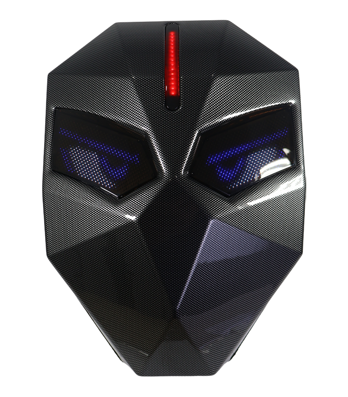 Primer plano de una mochila negra grande de carcasa rígida con textura cuadriculada