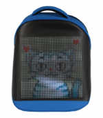 Vista frontal de un bolso pequeño o mini-mochila de color azul y negro. El panel frontal presenta una gran pantalla LED de píxeles que muestra un gráfico digital abstracto y colorido.