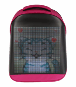 Vista frontal de una mochila tecnológica compacta en tonos rosa fucsia y negro. El panel frontal presenta una pantalla de matriz de puntos LED que muestra una imagen pixelada de varios colores.