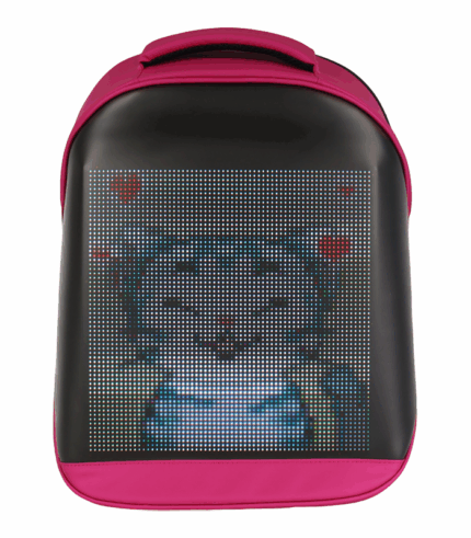 Vista frontal de una mochila tecnológica compacta en tonos rosa fucsia y negro. El panel frontal presenta una pantalla de matriz de puntos LED que muestra una imagen pixelada de varios colores.