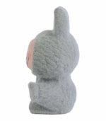 ojos rojos brillantes y una sonrisa dentada