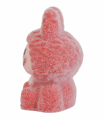 vestido con un traje de conejito y mostrando sus dientes afilados y expresión maliciosa