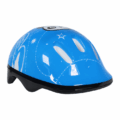Primer plano de un casco protector infantil de color azul brillante con gráficos de estrellas blancas