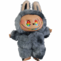 Muñeca coleccionable Labubu The Monsters, vestida con un traje de peluche gris oscuro y orejas de conejo. La figura tiene un rostro beige con grandes ojos brillantes con diseño de arcoíris y una sonrisa colorida.
