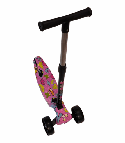 Vista frontal en ángulo de un patinete o scooter infantil de tres ruedas con plataforma rosa decorada con patrones coloridos y un manillar de metal plateado y empuñaduras negras.
