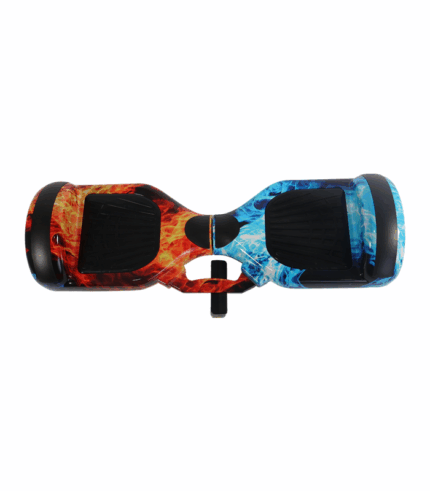Vista superior de una patineta eléctrica (hoverboard) con un diseño gráfico dividido: flamas rojas y anaranjadas en el lado izquierdo y flamas azules y celestes en el lado derecho. La carcasa exterior es negra.