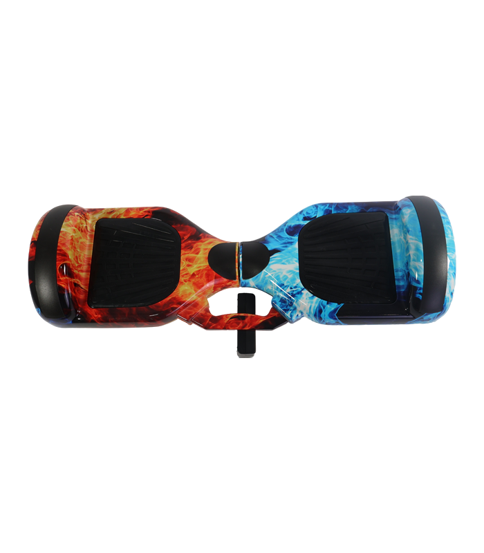 Vista superior de una patineta eléctrica (hoverboard) con un diseño gráfico dividido: flamas rojas y anaranjadas en el lado izquierdo y flamas azules y celestes en el lado derecho. La carcasa exterior es negra.