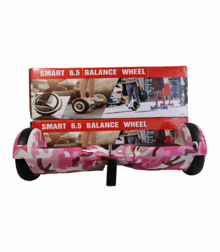 blanco y marrón. El dispositivo cuenta con ruedas laterales y dos plataformas negras antideslizantes para los pies.